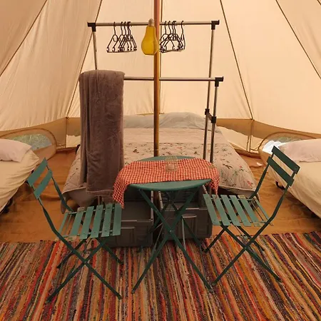 Luksusowy namiot Koppany Pines Rewild Escapes - Wild Bell Tents
